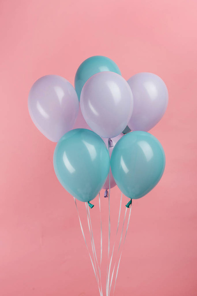 blue and purple festive balloons on pink background - Foto, Bild