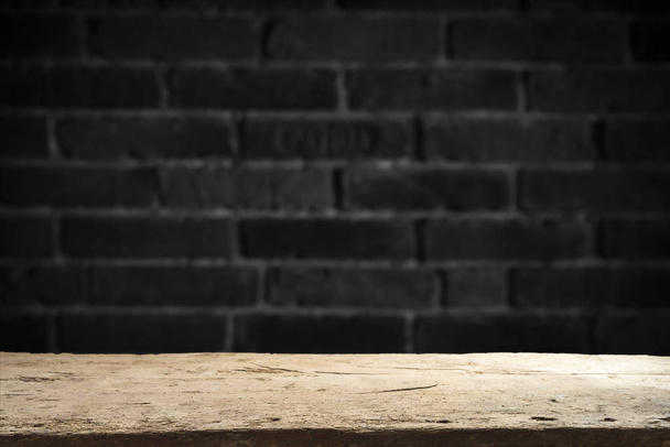 Old wooden table with brick background dark - Fotoğraf, Görsel