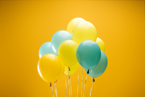 ballons décoratifs bleus et jaunes sur fond jaune
 - Photo, image