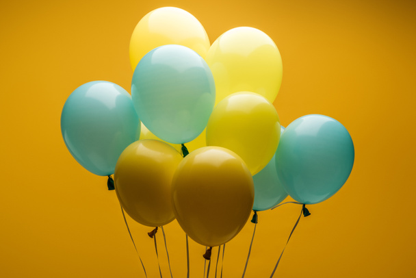 ballons lumineux décoratifs bleus et jaunes sur fond jaune
 - Photo, image