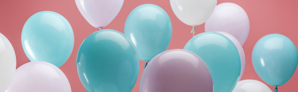 vícebarevné ozdobné balónky na růžovém pozadí, panoramatický záběr - Fotografie, Obrázek