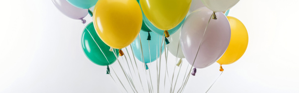 světle zelené, žluté a modré ozdobné balónky na bílém pozadí, panoramatický záběr - Fotografie, Obrázek
