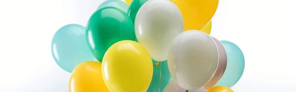 zelené, žluté a modré ozdobné balónky na bílém pozadí, panoramatický záběr - Fotografie, Obrázek