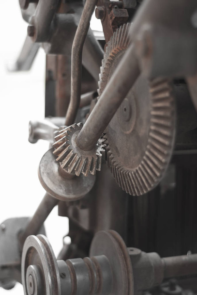 Mécanisme de roue dentée vieux et rouillé d'un dispositif Nora en Algarve, Portugal
 - Photo, image