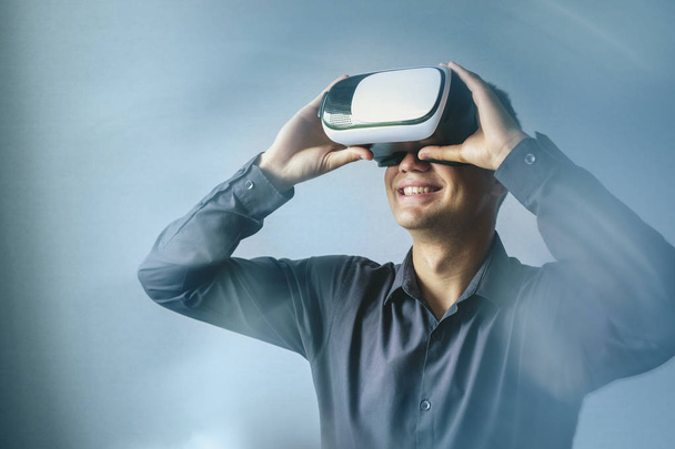 Lächelnder Mann mit Virtual-Reality-Headset - Foto, Bild