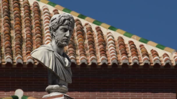 Řecká klasická busta v horní podlaze středomořského domu slunečný den - Záběry, video