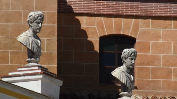 Řecké klasické busty ve středomořském domě slunečný den v Torrox, Španělsko - Záběry, video