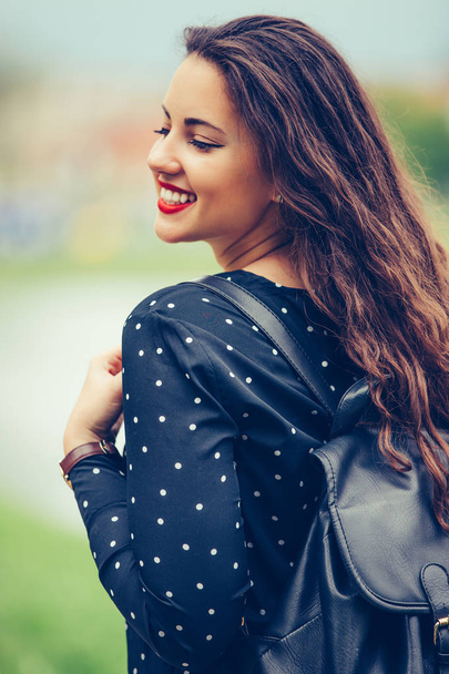Portrét veselé usměvavé dívky s batohu  - Fotografie, Obrázek