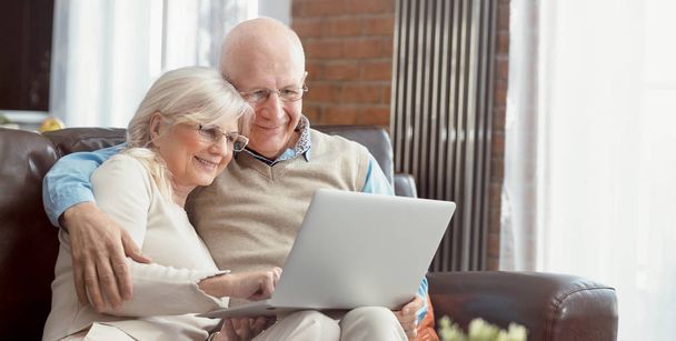 Senior couple browsing the internet together - Foto, immagini