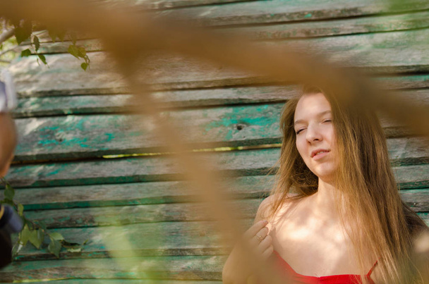 Nuori nainen punainen mekko luonto raitista ilmaa
 - Valokuva, kuva