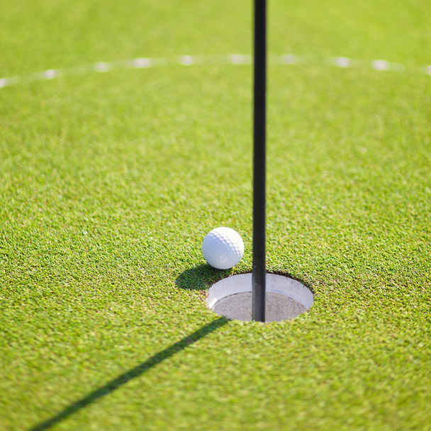 golfový míček na rtu Cup - Fotografie, Obrázek