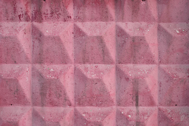 Vanha Neuvostoliiton betoniaidat vanha säröillä vaaleanpunainen maali lähikuva. Taustakuva grunge aita epätavallinen muotoilu. Urban magenta kestävä glamour seinä
. - Valokuva, kuva