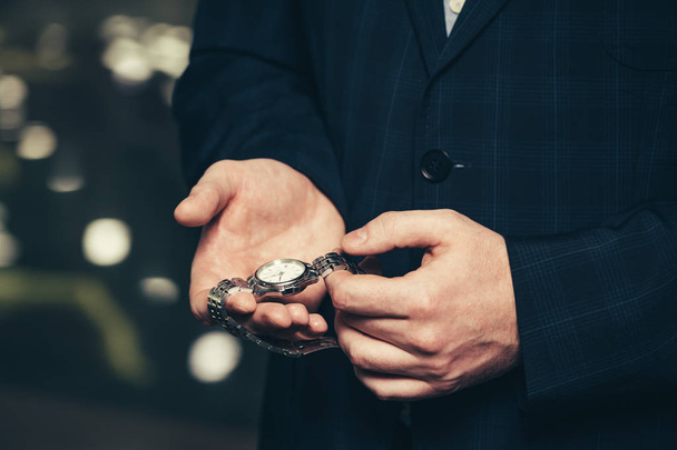 Business man in a suit shows his wristwatch. - Foto, Imagen
