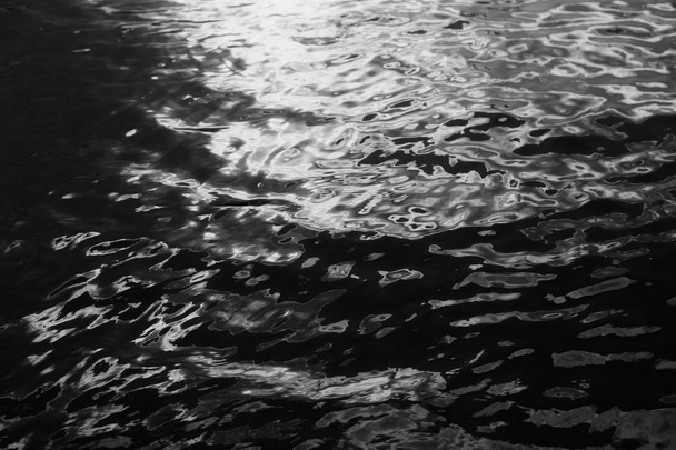 musta ja valkoinen maisema kuva vedestä
 - Valokuva, kuva