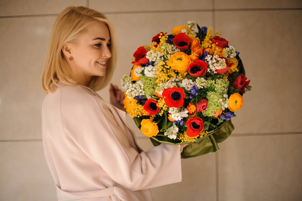 Blond girl holding beautiful bouquet with poppies - Zdjęcie, obraz