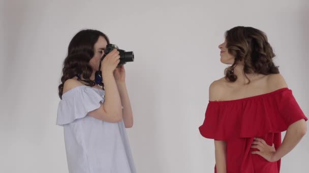 Δύο ελκυστικά κορίτσια λήψη φωτογραφιών στην κάμερα - Πλάνα, βίντεο