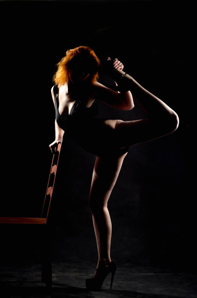 Сексуальная девушка позирует нижнее белье
 - Фото, изображение