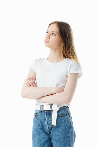boos en beledigd tiener meisje met gekruiste armen weg te kijken geïsoleerd op wit - Foto, afbeelding