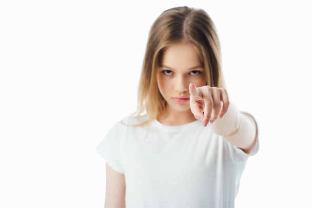 selektivní zaměření uražený teenagerový ukazování prstem na kameru izolovaně na bílém - Fotografie, Obrázek