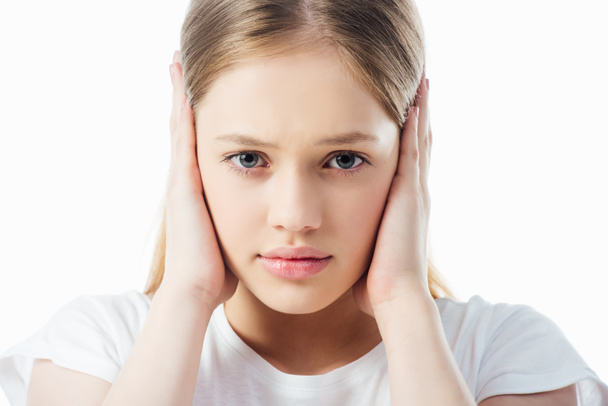 menina adolescente ofendida cobrindo orelhas com as mãos isoladas no branco
 - Foto, Imagem