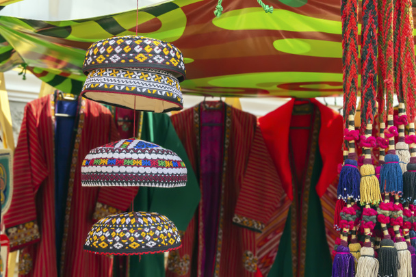 Perinteiset Aasian päähineet kirjailtu värillinen lanka kansallisen koriste katukaupassa
 - Valokuva, kuva