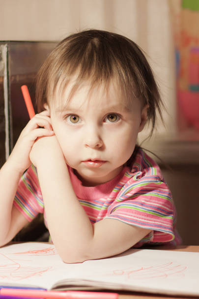 Cute little girl is drawing with felt-tip pen - Φωτογραφία, εικόνα