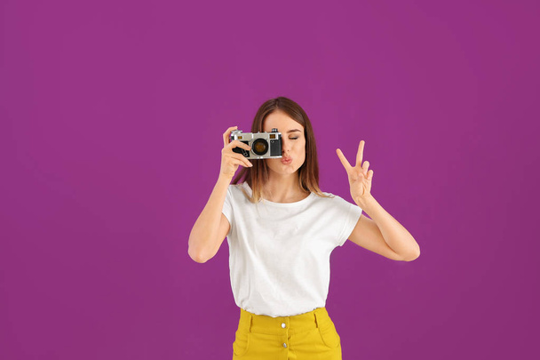 Молода жінка-фотограф на кольоровому фоні
 - Фото, зображення