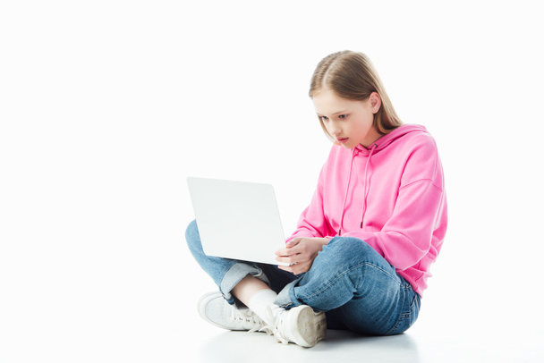chateado adolescente com pernas cruzadas usando laptop isolado no branco, editorial ilustrativo
 - Foto, Imagem