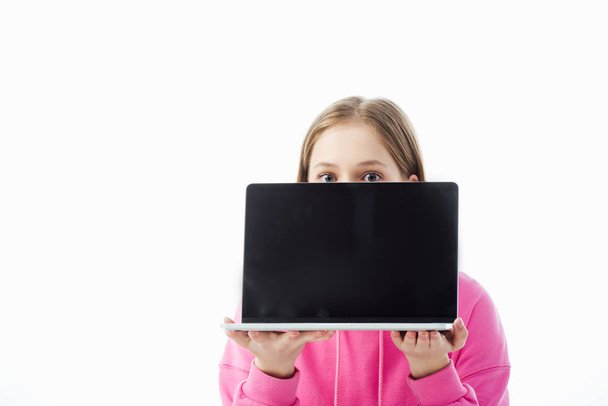 adolescente avec visage obscur tenant ordinateur portable avec écran blanc isolé sur blanc, éditorial illustratif
 - Photo, image