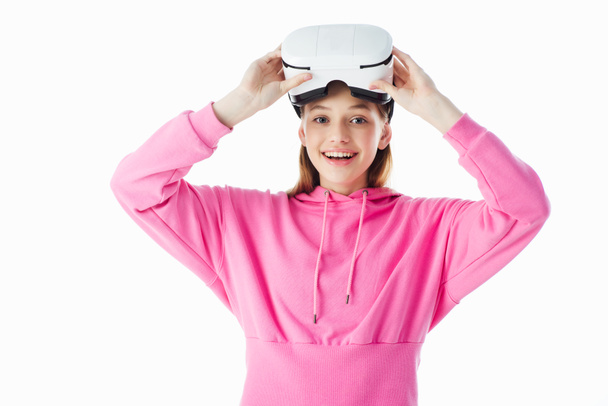 白に隔離されたピンクの保持VRヘッドセットで幸せな十代の女の子 - 写真・画像