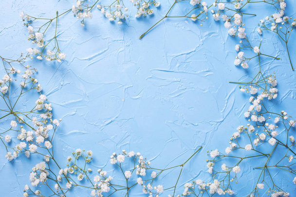 Frame  from tender  white gypsofila  flowers on blue textured ba - Zdjęcie, obraz