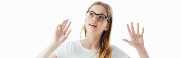 tiro panorâmico de adolescente curiosa em óculos gesticulando isolado no branco
 - Foto, Imagem