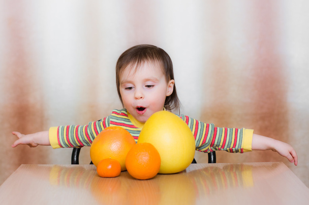 Happy Kid with pomelo - Foto, Imagen