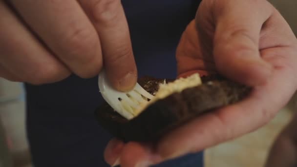 Az ember a sajtot a kenyérbe helyezi - Felvétel, videó