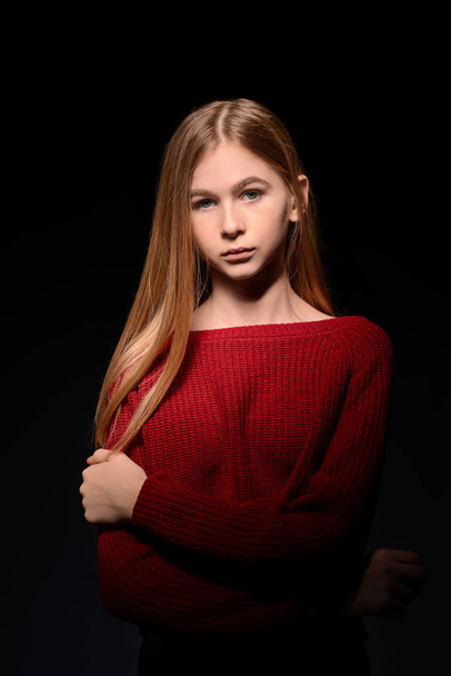 Sad teenage girl on dark background - Fotoğraf, Görsel