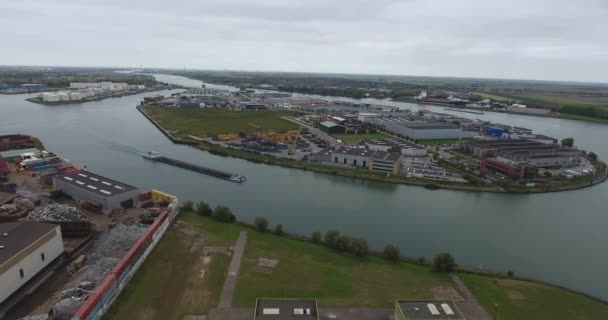 Vista aérea superior do barco navegando no rio, belo fundo de água aérea, tempo de temporada de outono nublado, dordrecht, Holanda
 - Filmagem, Vídeo