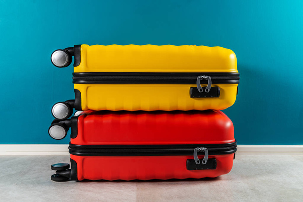 Tatil konsepti olarak parlak ve şık kabin boyutunda bavullar - Fotoğraf, Görsel