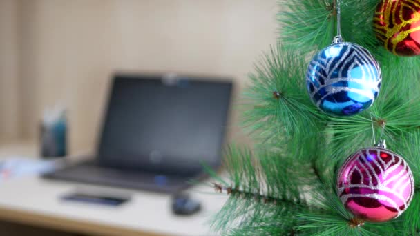マネージャーはクリスマスツリーに金のクリスマスボールをぶら下げる - 映像、動画