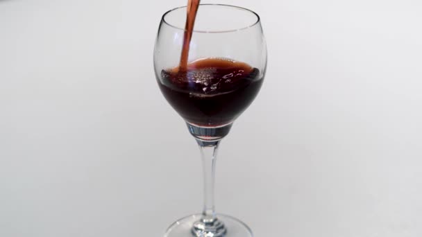 Een rode wijn gieten in een Wineglass in 4k - Video