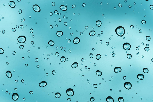 blauer Hintergrund, natürlicher Wassertropfen auf Glas. - Foto, Bild
