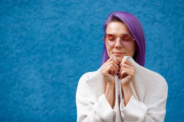 girl with purple hair on blue background - Fotoğraf, Görsel