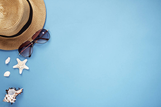 hat smartphone and sunglasses blue background - Fotoğraf, Görsel