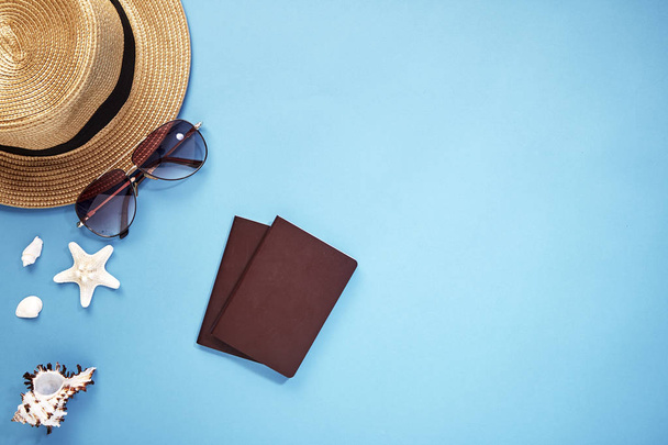sombrero teléfono inteligente y gafas de sol fondo azul
 - Foto, Imagen