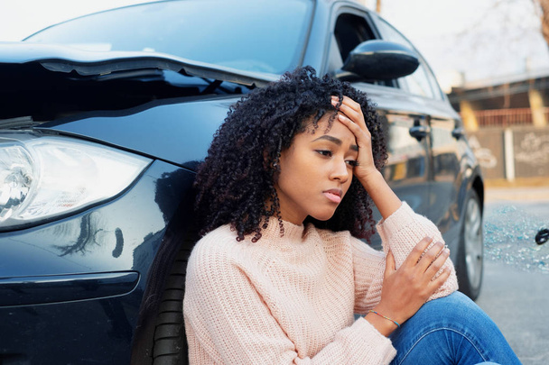 Zwarte vrouw portret na slechte auto ongeval - Foto, afbeelding