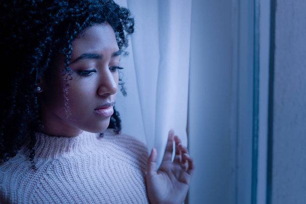 Depressieve zwarte vrouw voelt zich slecht thuis - Foto, afbeelding