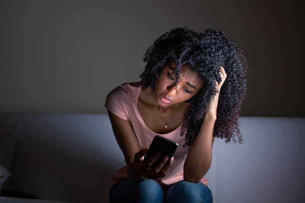 Портрет чорної дівчини, що тримає телефон вночі
 - Фото, зображення