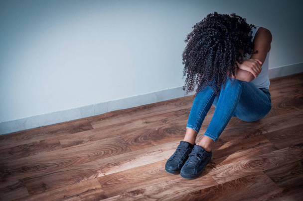 Retrato de chica negra con problemas con sentimientos negativos
 - Foto, Imagen