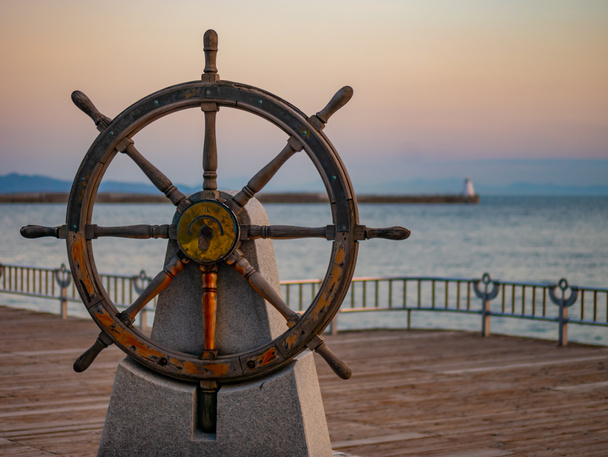 Kapitáni volantu nebo kormidlo staré dřevěné Plachetní lodi v přístavu při západu slunce - Fotografie, Obrázek