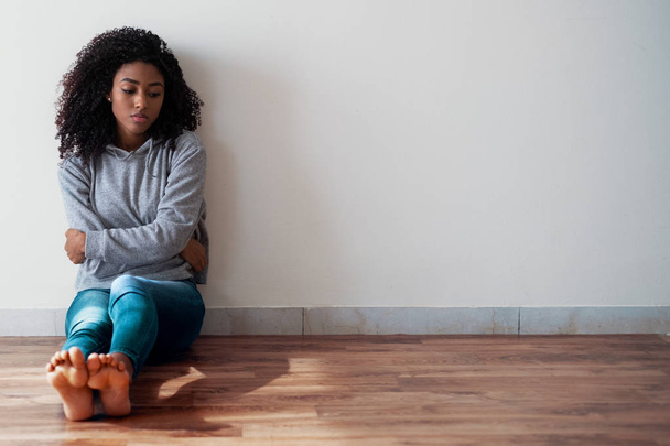 Moeilijk zwart tiener meisje gevoel verdrietig en angstig - Foto, afbeelding
