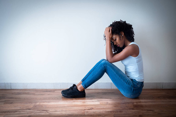 Moeilijk zwart tiener meisje gevoel verdrietig en angstig - Foto, afbeelding